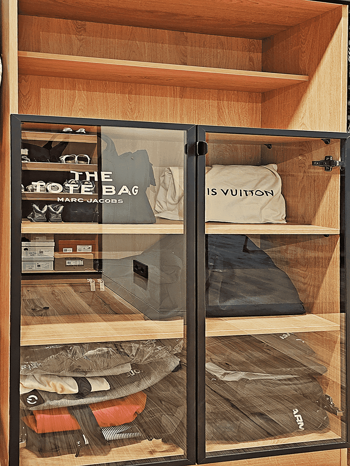 Гардеробная Stilos Black из алюминиевых профилей EUREKA с индивидуальным дизайном