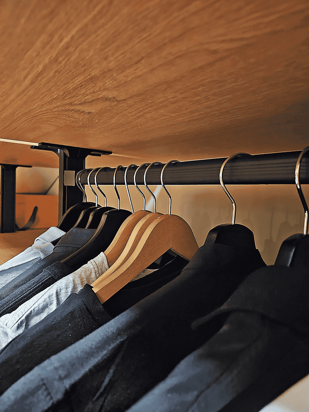 Гардеробная Stilos Black из алюминиевых профилей EUREKA с индивидуальным дизайном