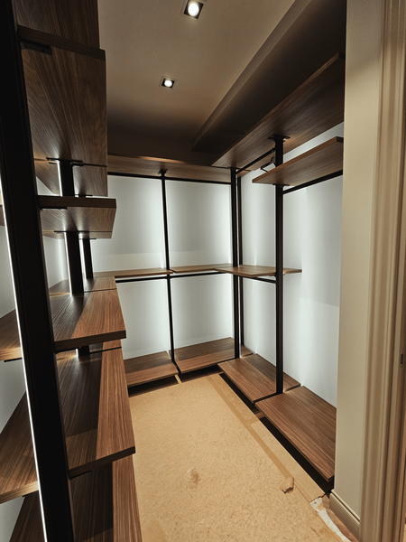 Открытая гардеробная система в нише с металлическими стойками чёрного цвета и полками из тёмного шпона, выполненная в минималистичном архитектурном стиле с равномерной подсветкой задней стены и возможностью гибкой перестановки модулей