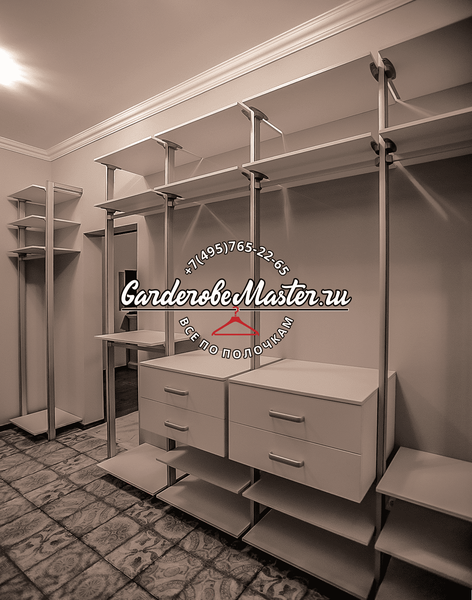 Открытая гардеробная система GarderobeMaster с вертикальными металлическими стойками, двумя подвесными комодами, нижними полками для обуви и верхними полками для хранения, реализованная в классическом интерьере