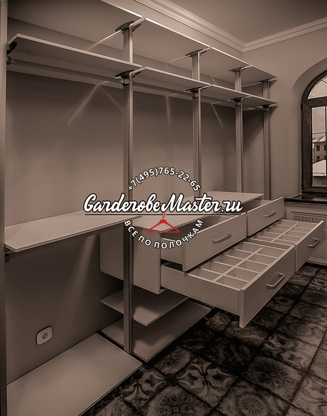 Открытая гардеробная система с выдвижными ящиками и внутренними органайзерами, металлическим каркасом и продуманной эргономикой, обеспечивающей удобный доступ к вещам и визуальный порядок