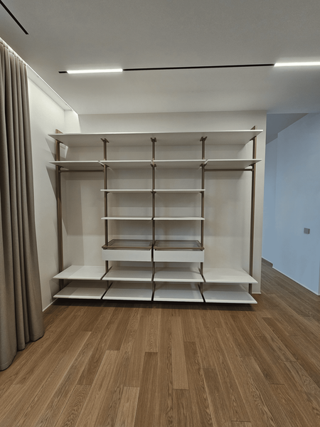 Открытая гардеробная система Eureka Stilos во всю стену: симметричная композиция с металлическими стойками, белыми полками и деревянными акцентами