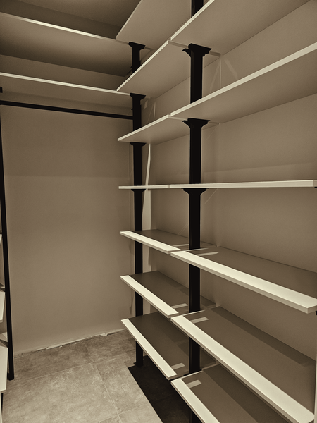 Модульная открытая гардеробная система с чёрными металлическими стойками и светлыми полками, предназначенная для хранения одежды и аксессуаров, с чёткой линейной компоновкой и возможностью адаптации под размеры помещения