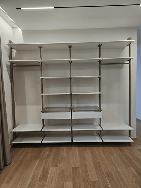 Открытая гардеробная система Eureka Stilos: фронтальный вид, архитектурная геометрия, открытые секции для одежды и аксессуаров