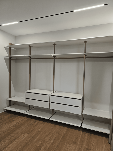 Открытая гардеробная Eureka Stilos: общий фронтальный вид системы хранения с металлическими стойками и белыми полками