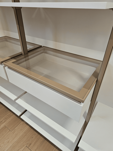 Открытая гардеробная Eureka Stilos: выдвижные ящики с прозрачным стеклом и алюминиевой рамкой, деталь исполнения