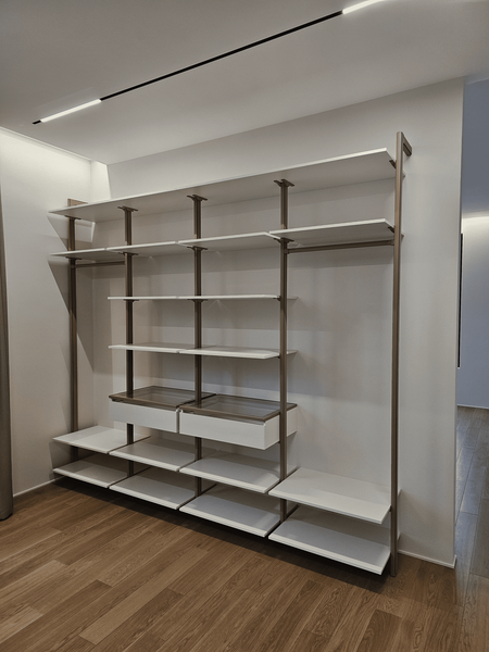 Открытая гардеробная Eureka Stilos в интерьере спальни: общий вид системы хранения с полками, ящиками и продуманной эргономикой пространства