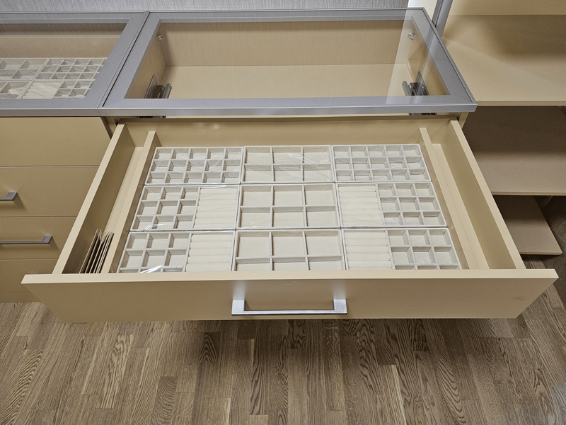 Выдвижной ящик гардеробной системы Eureka Stilos с прозрачной стеклянной крышкой и модульным органайзером для хранения аксессуаров, украшений и мелких предметов, выполненный в едином стиле с системой хранения