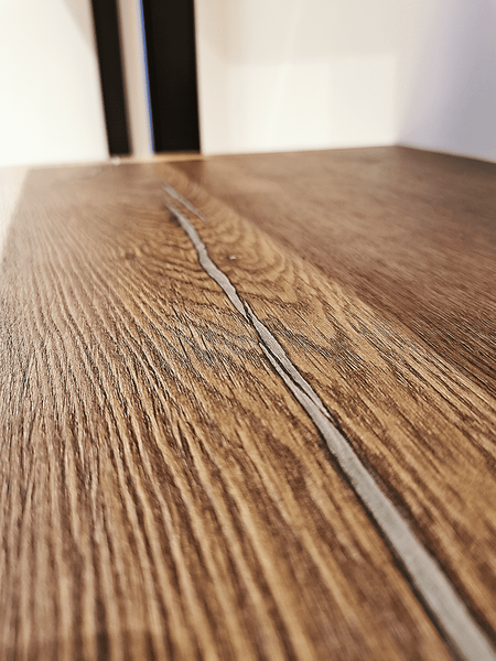 Деталь полки гардеробной системы из массива с выразительной древесной текстурой и декоративной прожилкой, демонстрирующая качество материалов и отделки