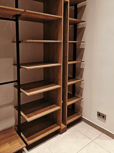 Модульная гардеробная система с высокими секциями хранения, деревянными полками и боковыми стойками, рассчитанная на размещение обуви, аксессуаров и одежды в одном пространстве