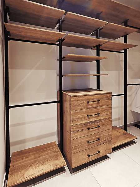 Открытая гардеробная система с центральным комодом и симметричной компоновкой полок на металлическом каркасе, демонстрирующая баланс хранения, эргономики и визуальной строгости