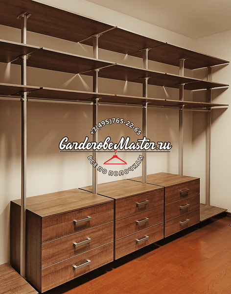 Открытая гардеробная система с металлическими стойками и деревянными полками, центральным блоком комодов и симметричной компоновкой, выполненная в тёплом древесном оттенке для просторной комнаты хранения