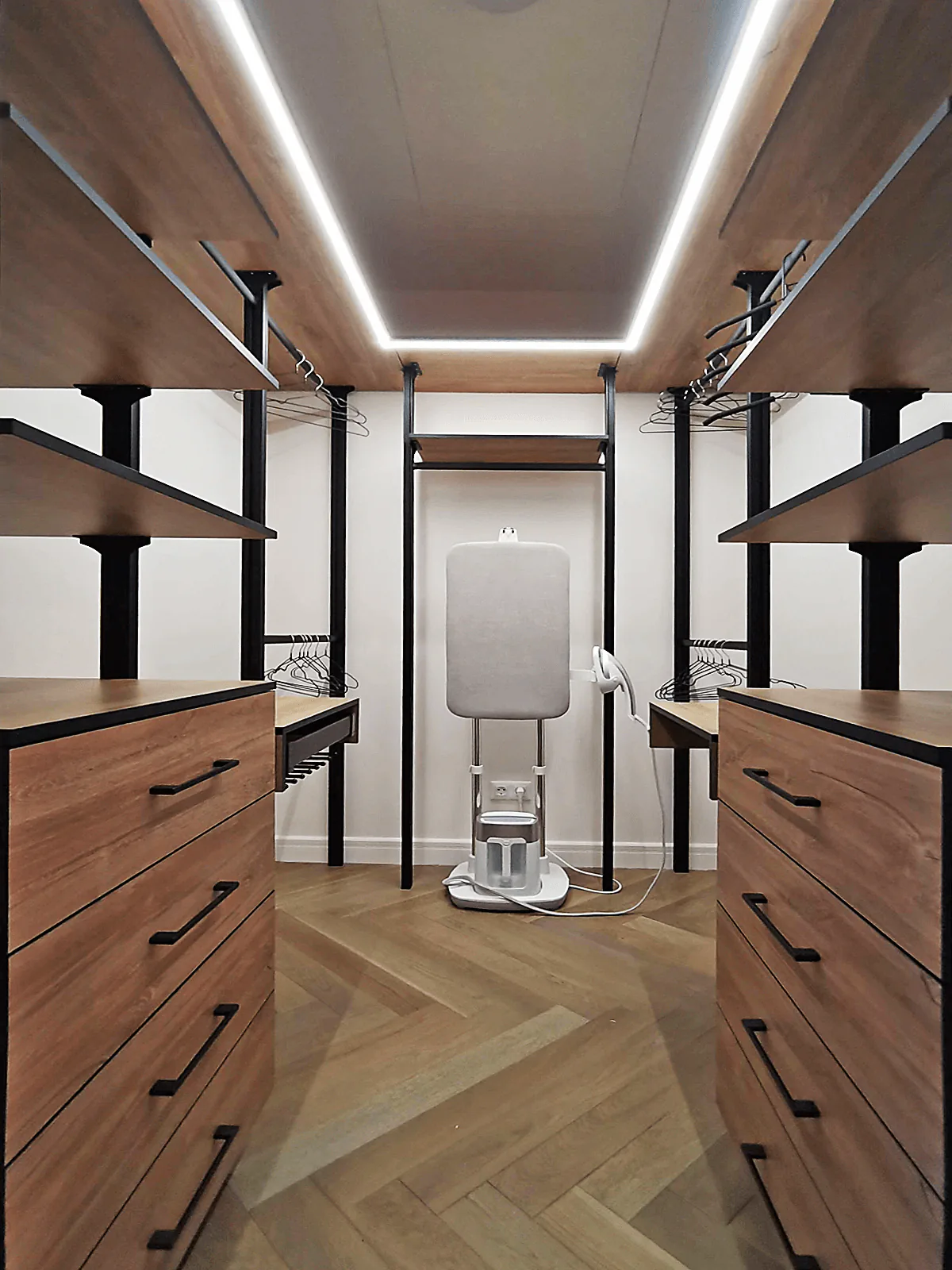 гардеробная система хранения Vitra Black с алюминиевыми профилями и LED подсветкой