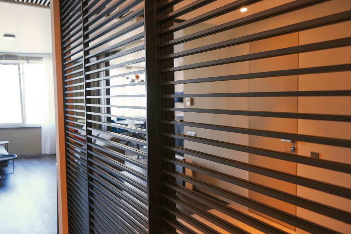 Гардеробная система Витра из ЛДСП с индивидуальным дизайном и функциональным наполнением