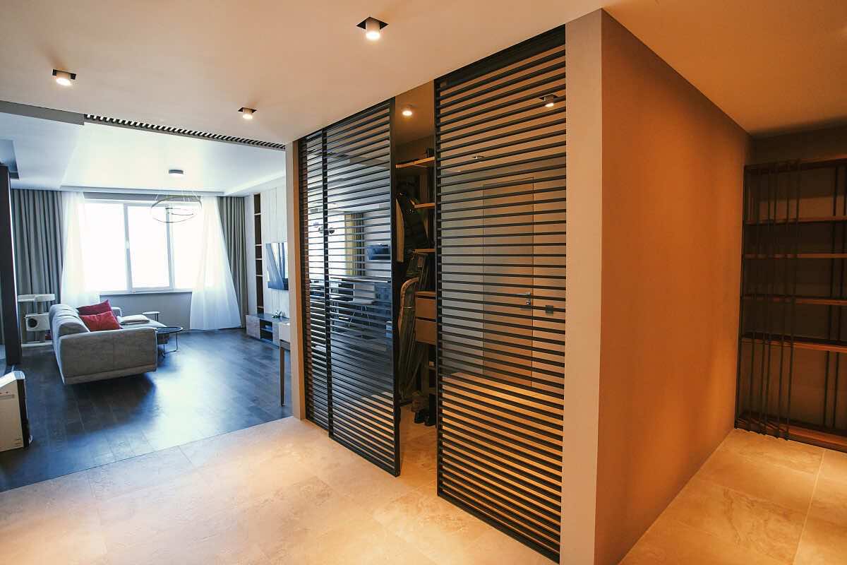 Гардеробная система Витра из ЛДСП с индивидуальным дизайном и функциональным наполнением