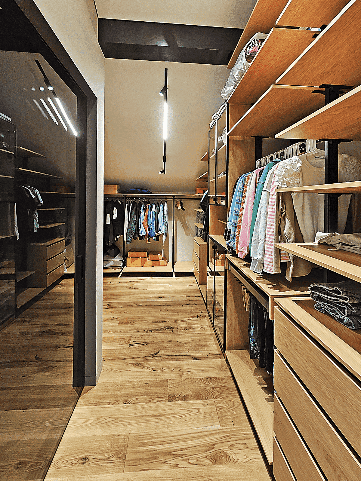 Гардеробная Stilos Black из алюминиевых профилей EUREKA с индивидуальным дизайном