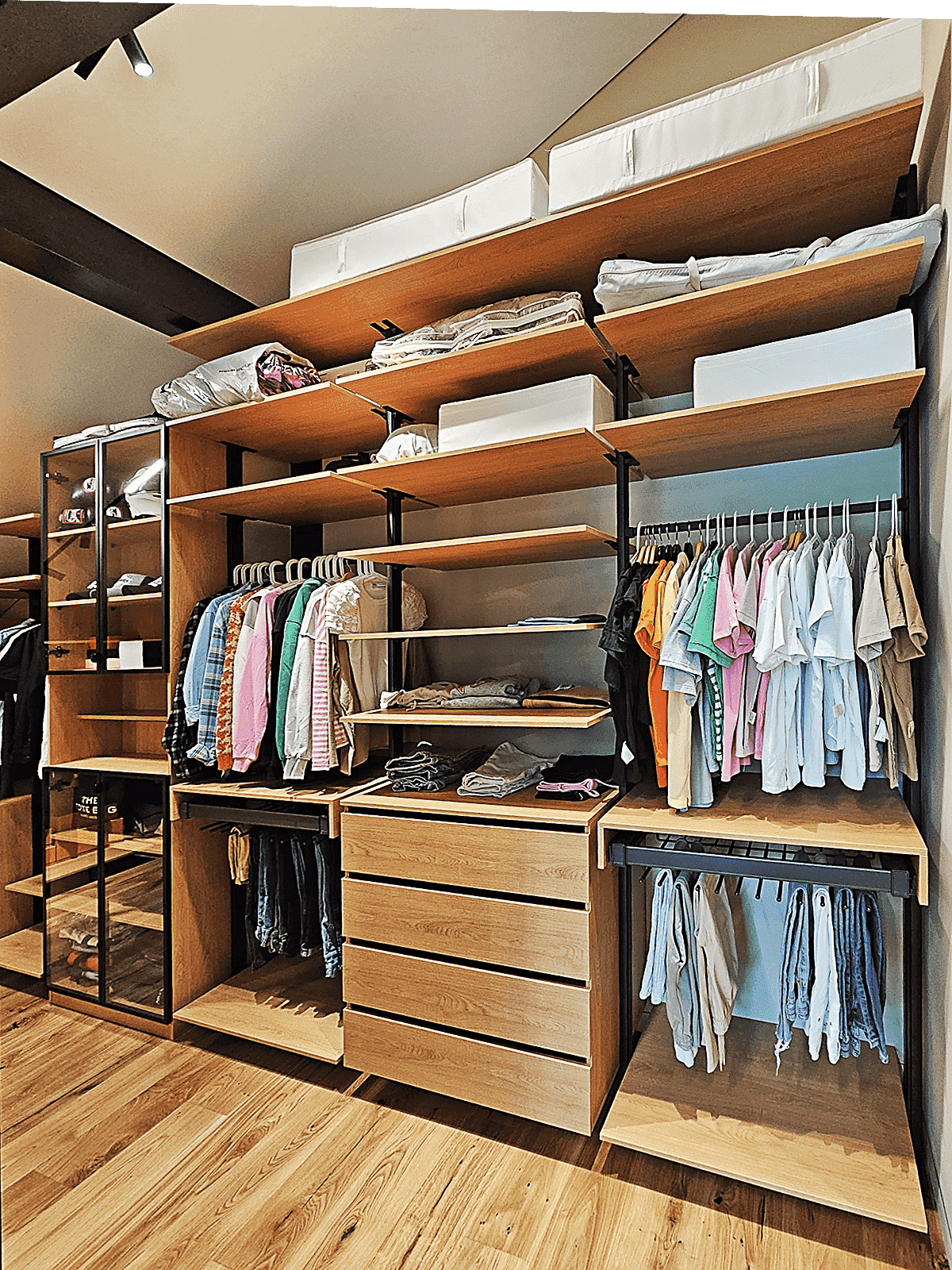 Гардеробная Stilos Black из алюминиевых профилей EUREKA с индивидуальным дизайном