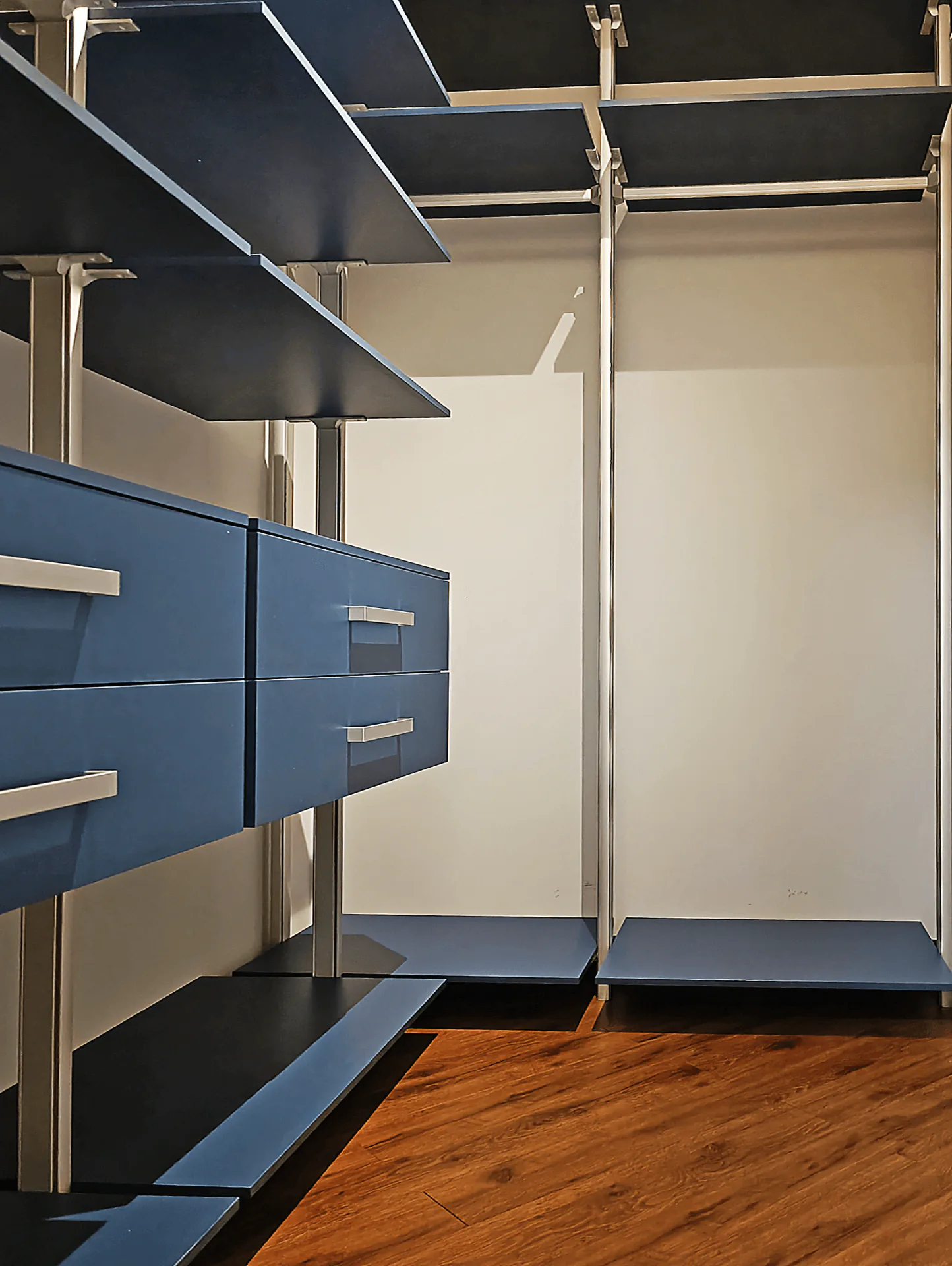 гардеробная система stilos из алюминиевого профиля с индивидуальным дизайном