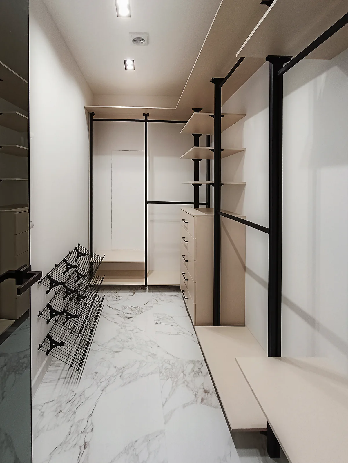 Прихожая Stilos Black с алюминиевыми профилями и индивидуальным дизайном