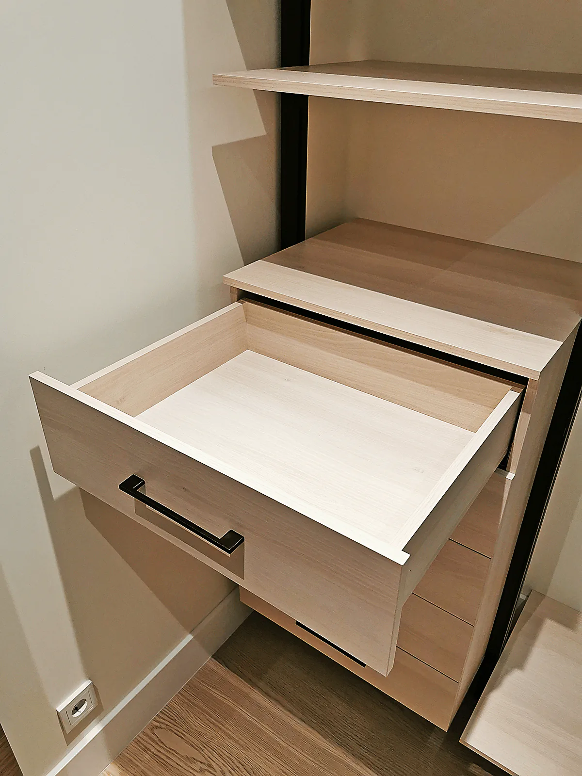 гардеробная система хранения vitra black с алюминиевыми профилями и LED подсветкой