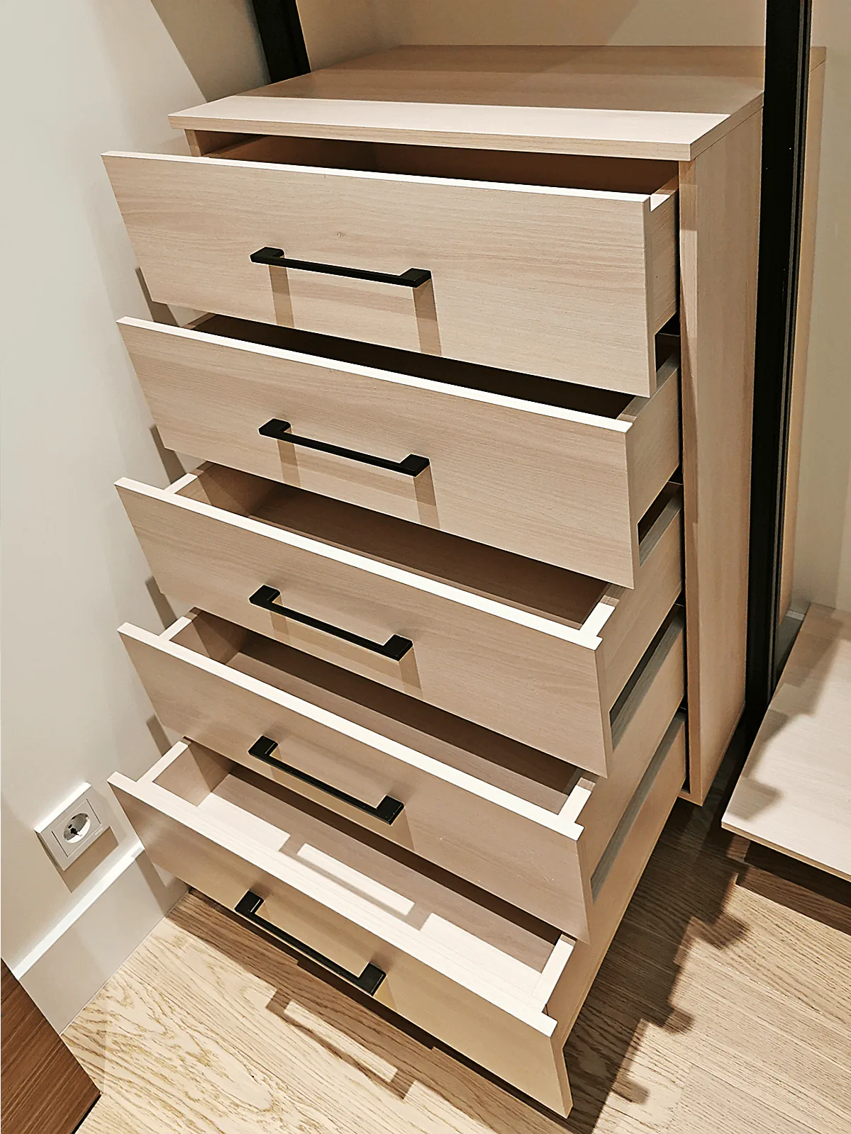 гардеробная система хранения vitra black с алюминиевыми профилями и LED подсветкой