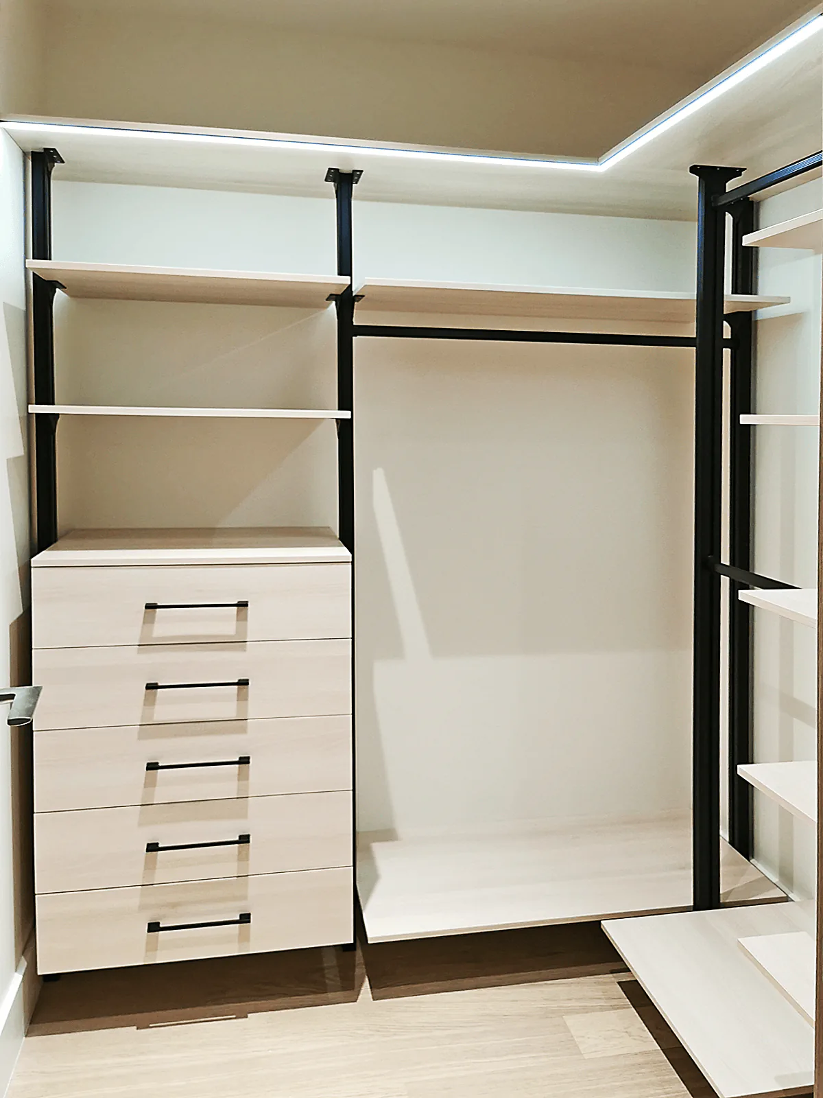 гардеробная система хранения vitra black с алюминиевыми профилями и LED подсветкой