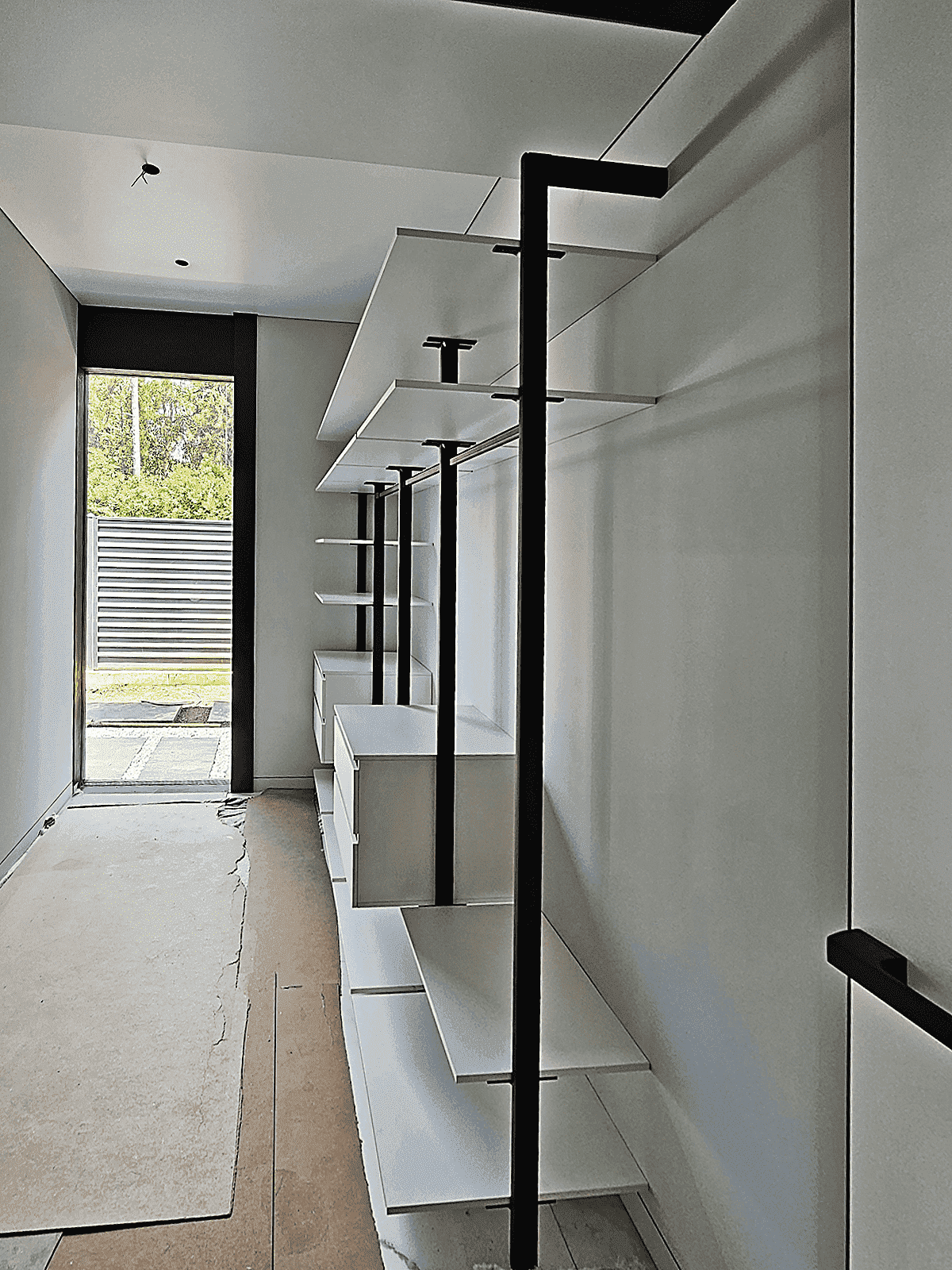 Гардеробная Stilos Black из алюминиевых профилей EUREKA с индивидуальным дизайном