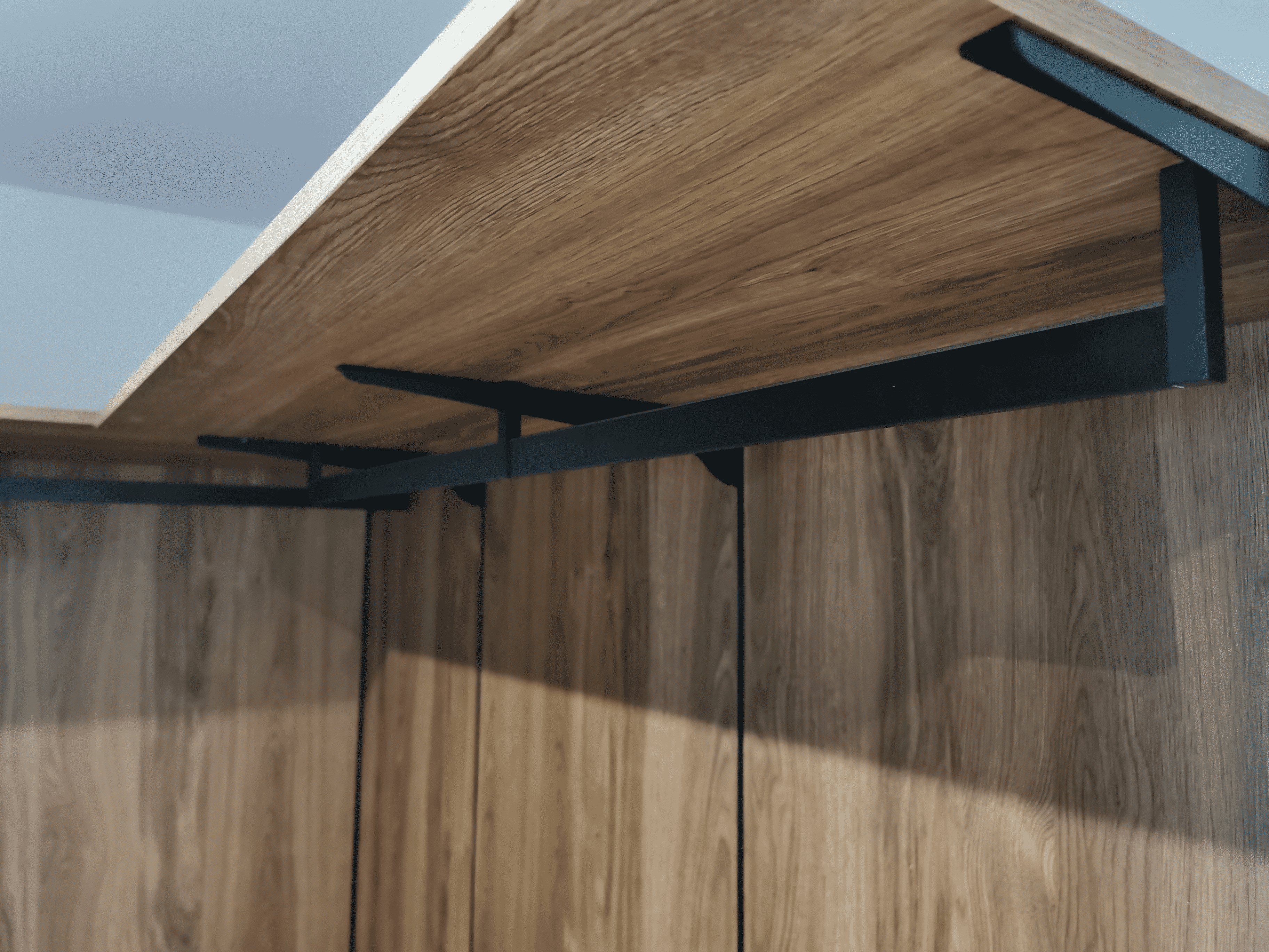 Крепление верхней Крепление верхней полки гардеробной системы на металлических опорах