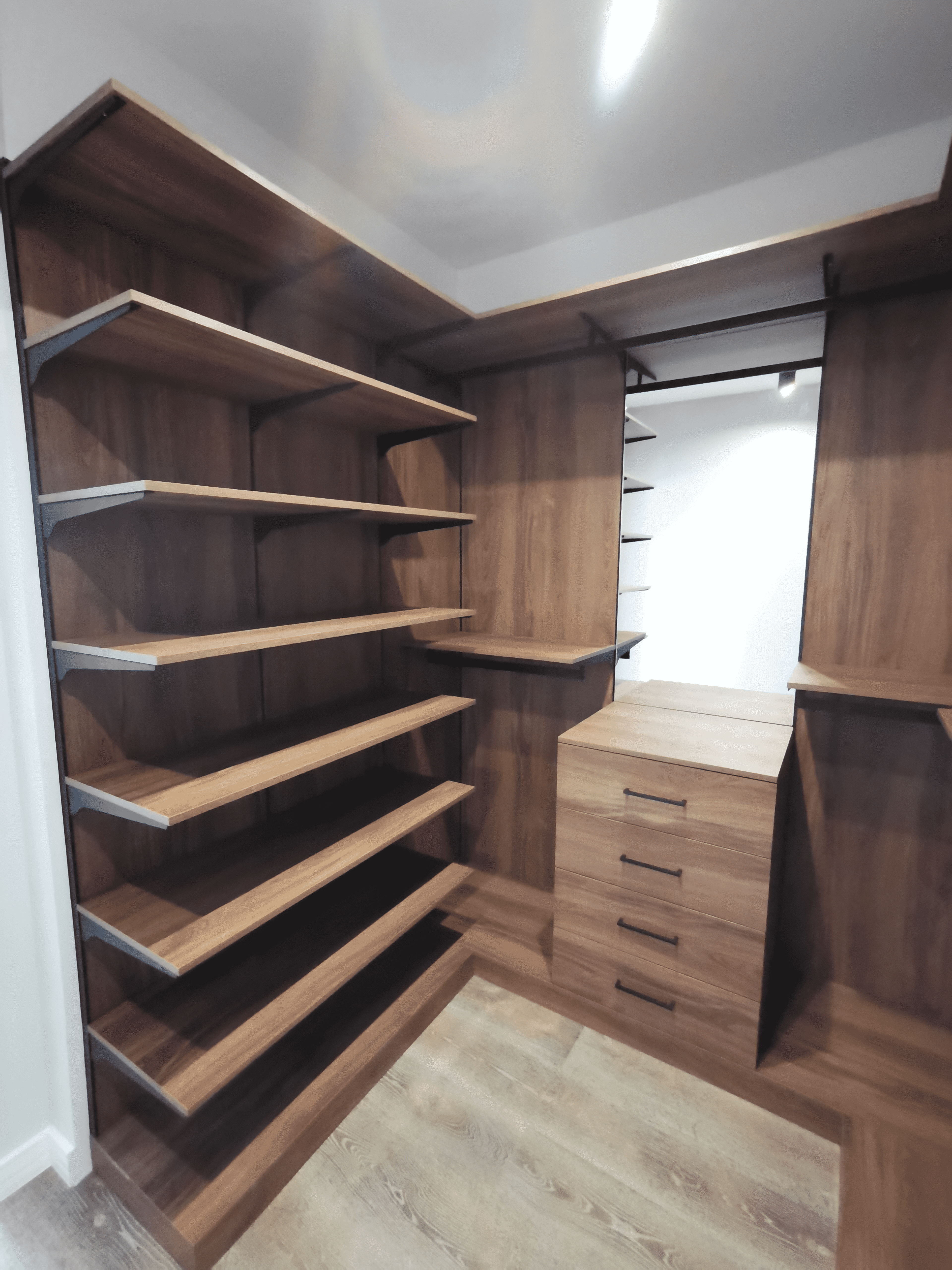 Гардеробная система Гардеробная система с полками для обуви, комодом и рабочей поверхностью