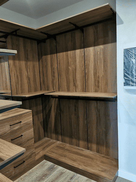 Линейная гардеробная Линейная гардеробная система с полками и зоной хранения под длинную одежду