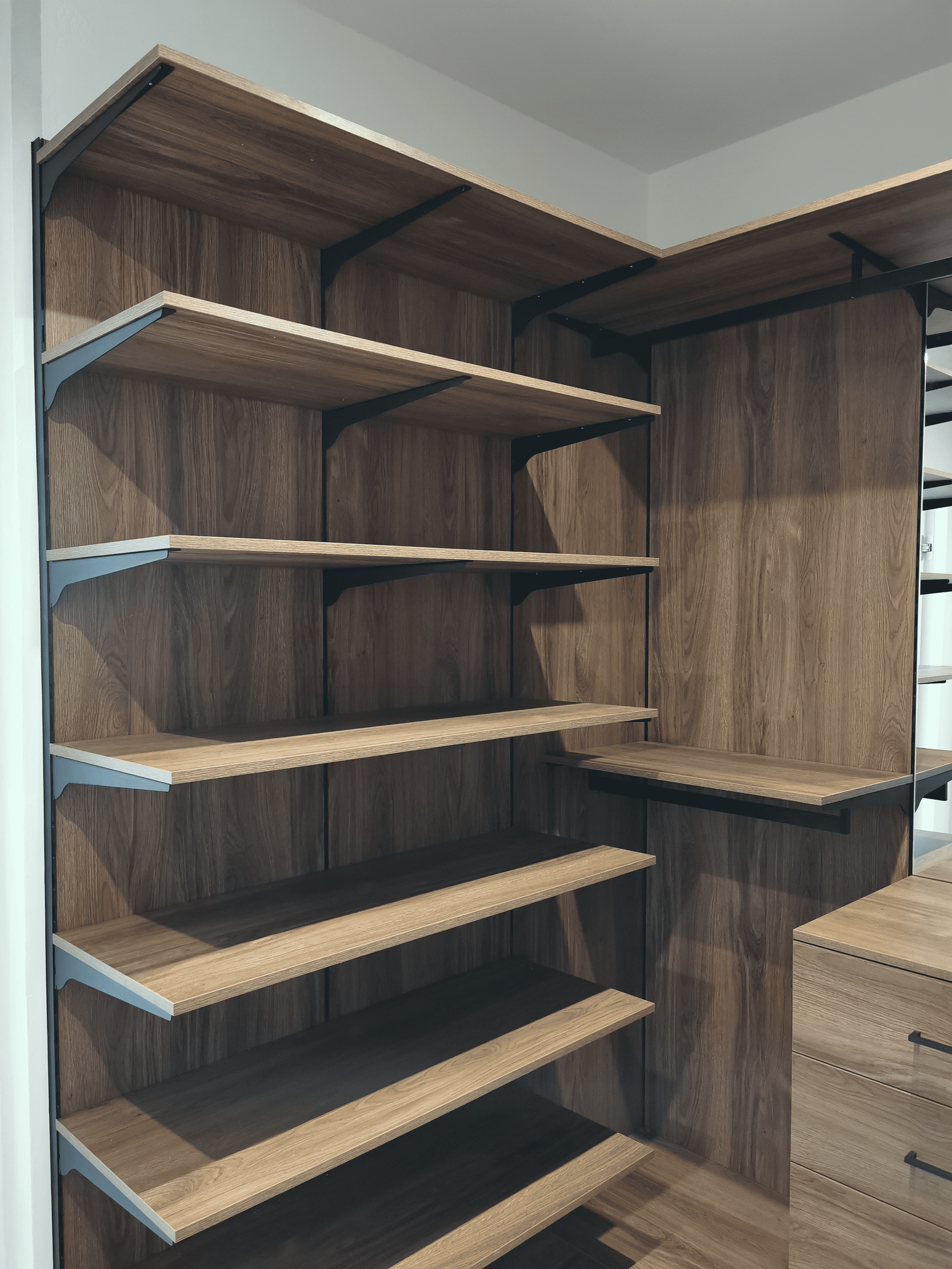 Секция гардеробной Секция гардеробной системы с многоуровневыми полками для хранения обуви и коробок