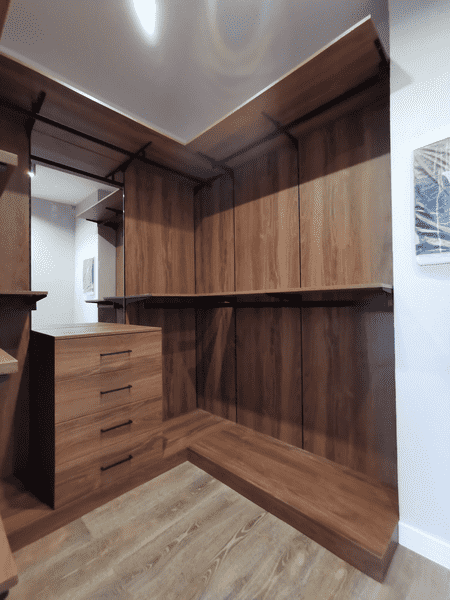 Гардеробная зона Гардеробная зона с рабочей полкой и опорными модулями вдоль стены