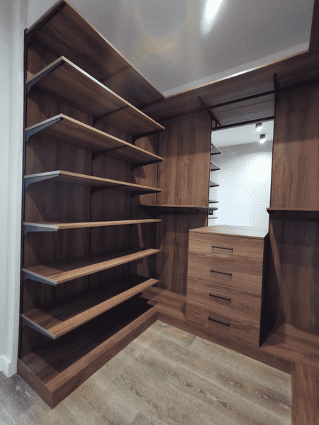 Гардеробная система Гардеробная система с открытыми полками разной глубины и встроенным комодом для хранения вещей