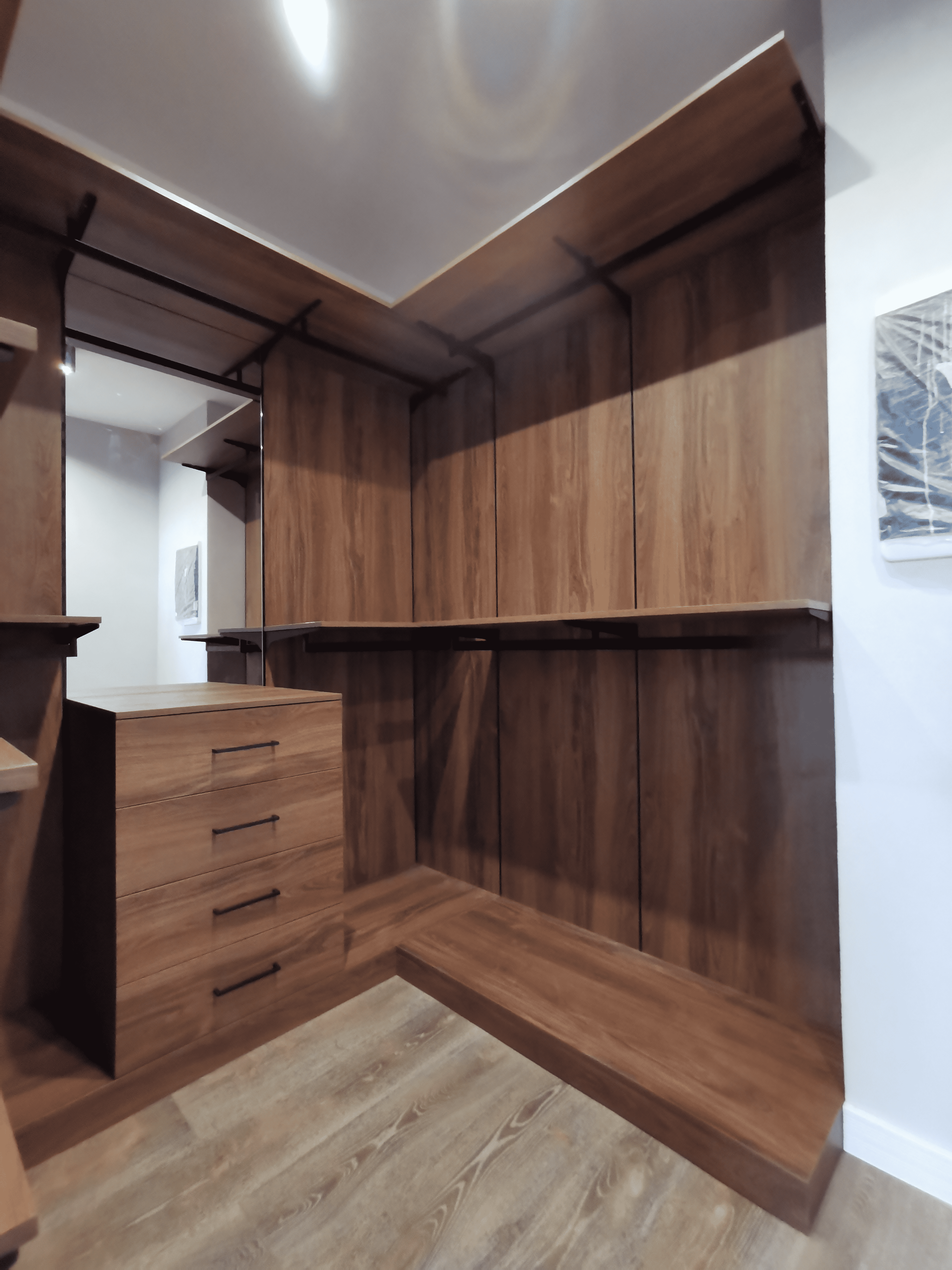 Гардеробная система Гардеробная система с рабочей зоной, нижними платформами и полками по периметру