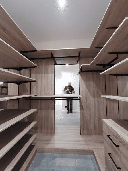 Проходная гардеробная Проходная гардеробная система с симметричной планировкой и полками по обе стороны