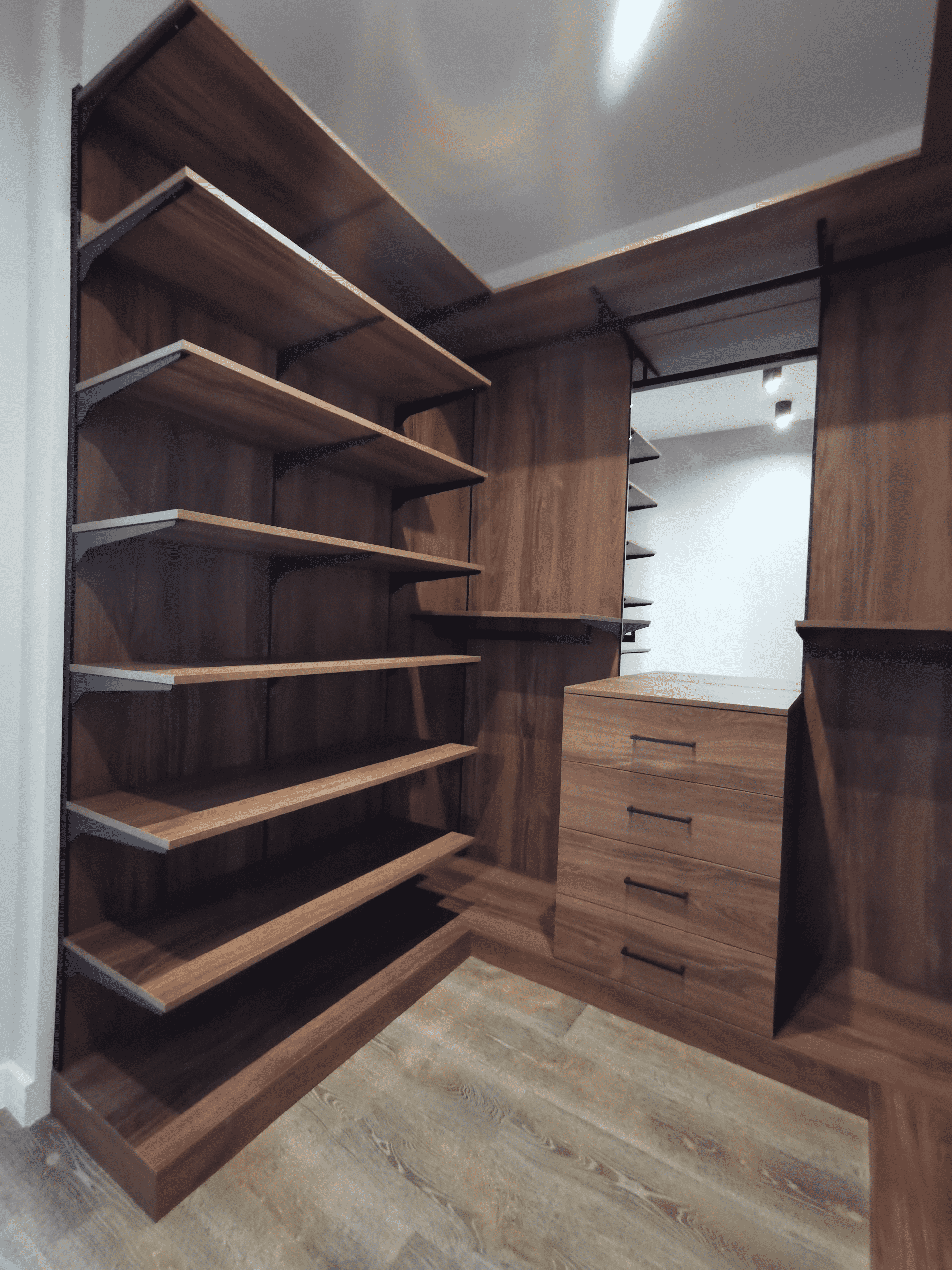 Гардеробная система Гардеробная система с комодом, полками и верхним уровнем хранения вдоль стен