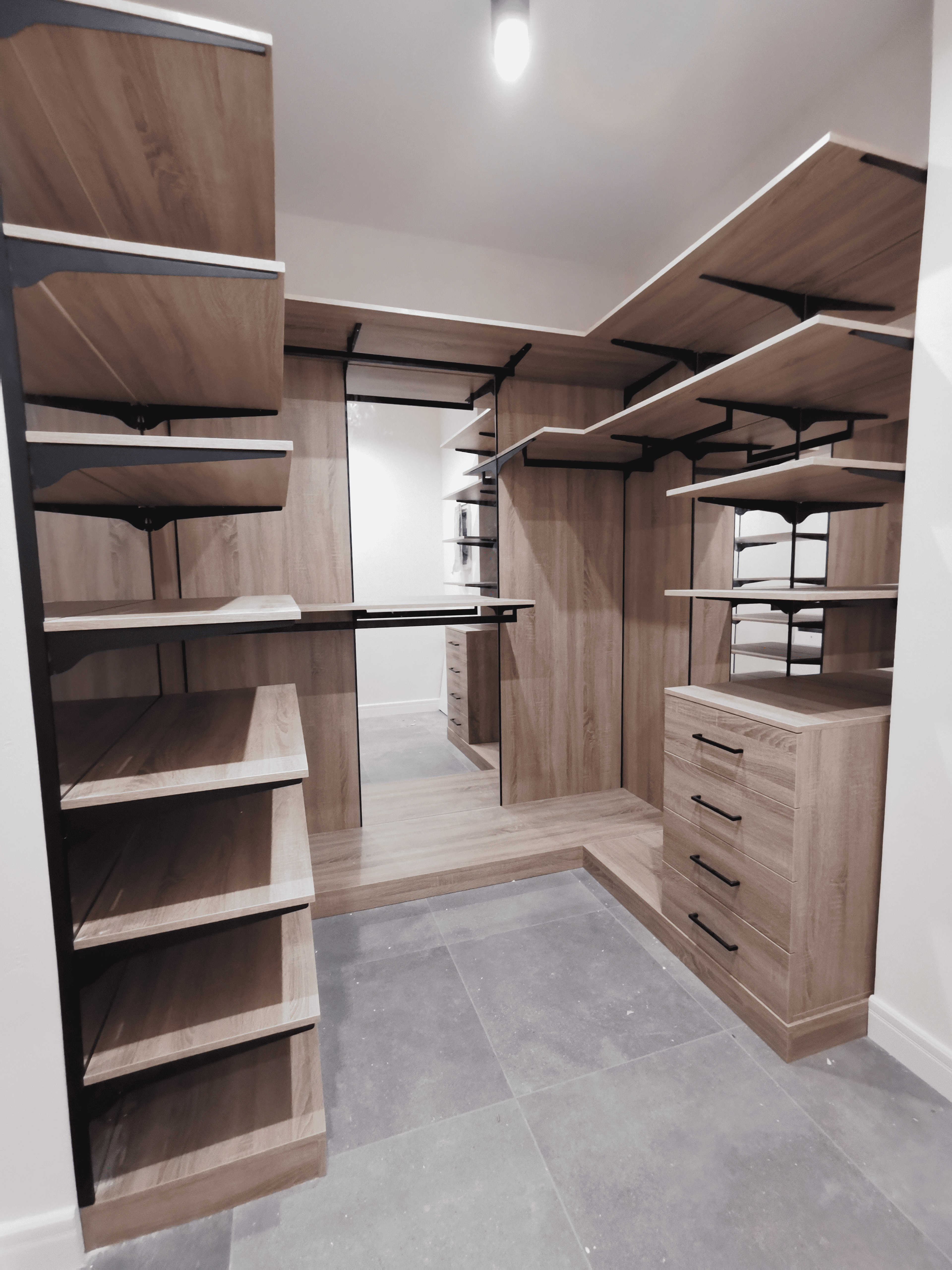 Проходная гардеробная Проходная гардеробная система с центральным проходом, комодами и открытыми полками