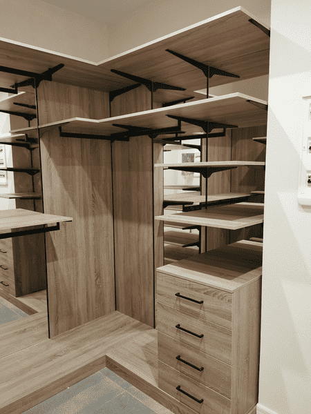 Гардеробная система Гардеробная система с комбинированными зонами хранения, полками и комодом