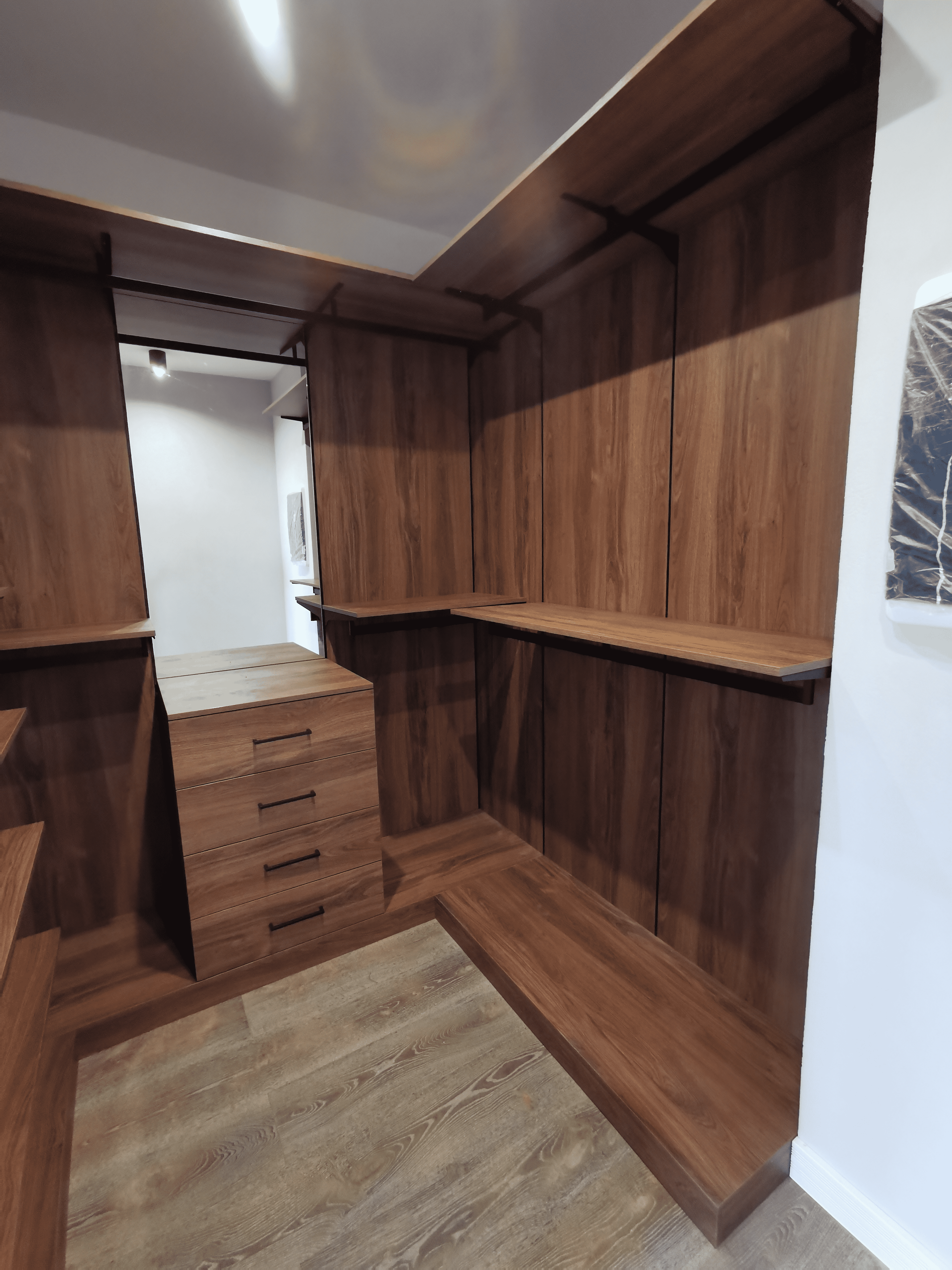 Гардеробная система Гардеробная система с рабочей полкой, комодом и хранением одежды на штангах