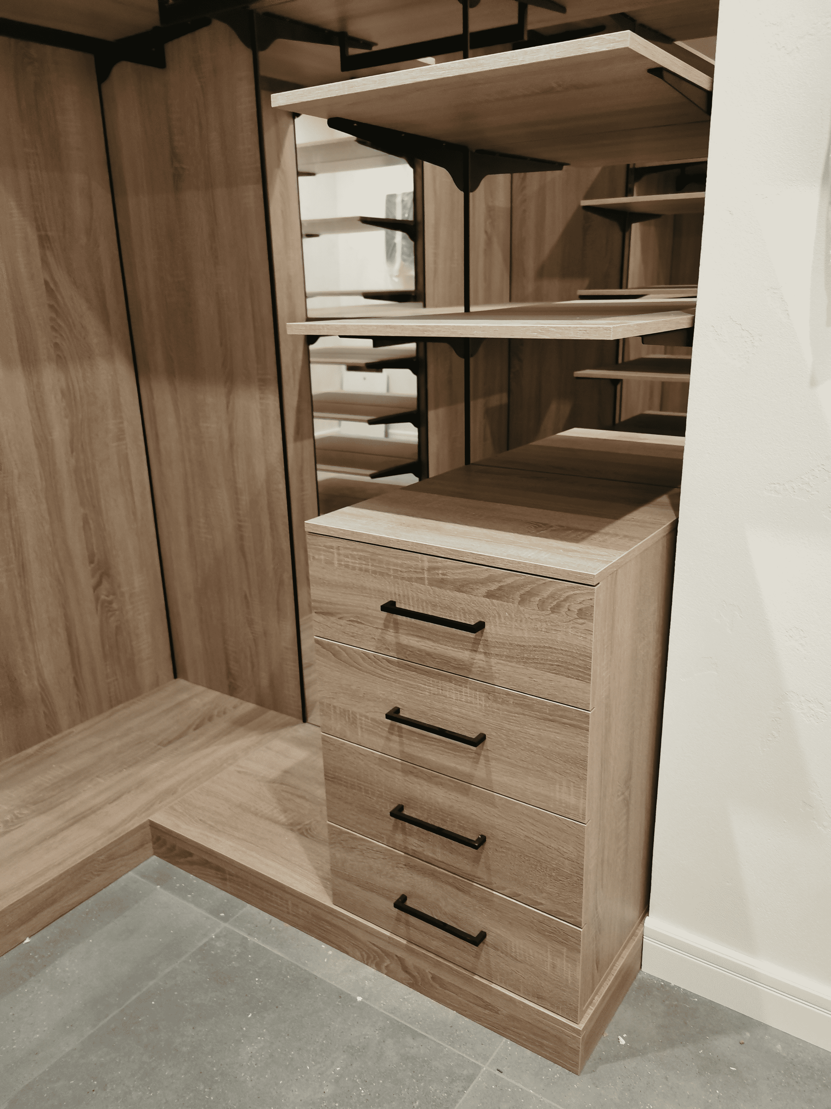 Комод Комод для гардеробной с выдвижными ящиками и интеграцией в нишу хранения