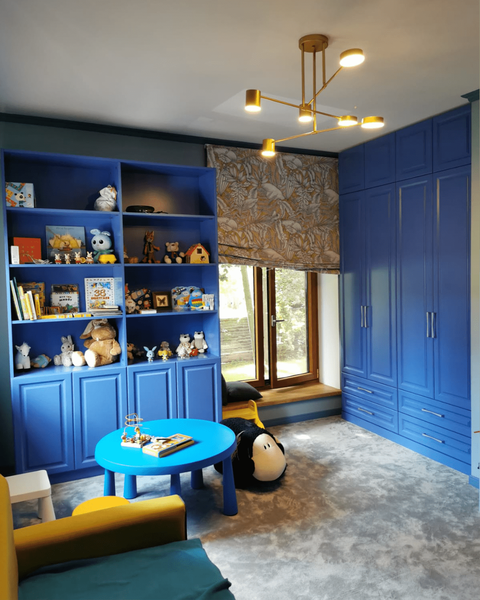 Внутреннее наполнение Внутреннее наполнение встроенного шкафа в детской комнате с продуманной системой хранения. Конструкция включает несколько секций с штангами для одежды, вместительные полки для сложенных вещей, а также блок выдвижных ящиков. Центральная часть дополнена открытым модулем с полками для повседневного использования. Наполнение спроектировано с учётом роста ребёнка и удобного доступа ко всем зонам хранения.