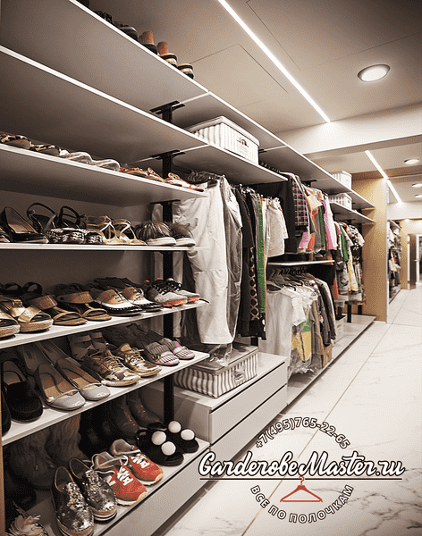 Гардеробная система с открытыми полками и хранением обуви