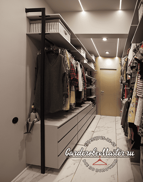 Линейная гардеробная система с выдвижными ящиками