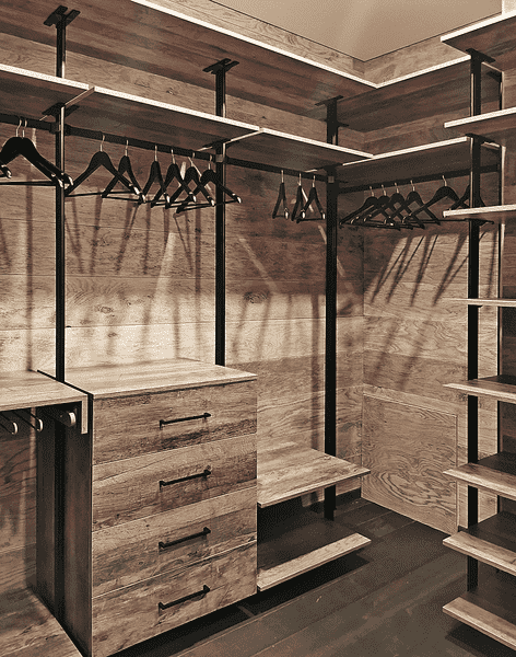 Угловая гардеробная система с металлическим каркасом, двумя штангами для одежды, комодом на 4 ящика и открытыми полками