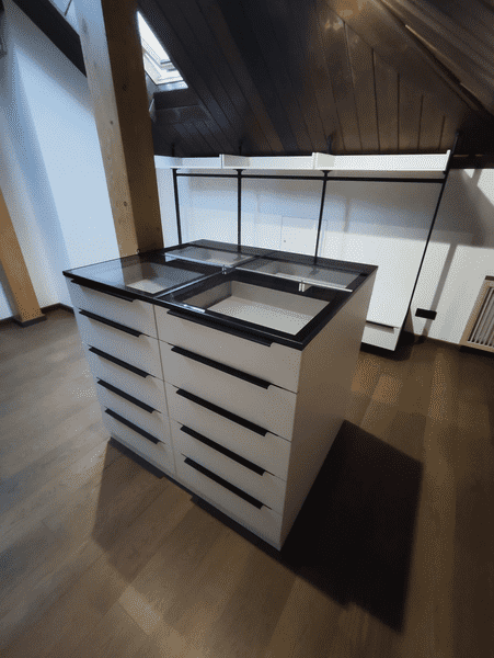 Гардеробная система с выдвижными комодами, вертикальными стойками и многоуровневыми полками для аккуратного хранения