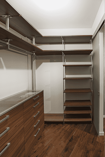 Гардеробная система с многоуровневыми полками, штангами для одежды и усиленным металлическим каркасом