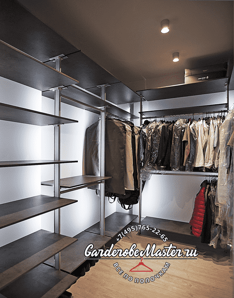 Гардеробная система с металлическим каркасом, полками и штангами для верхней одежды