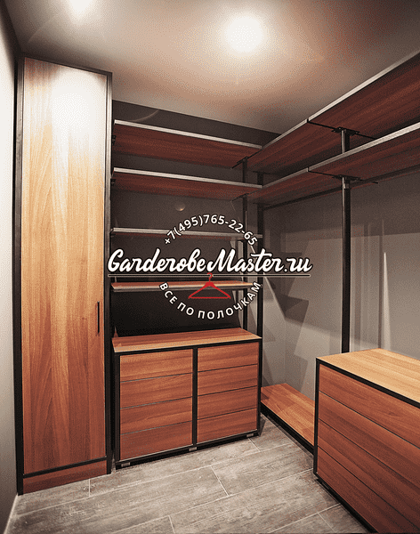 Угловая гардеробная система с деревянными полками