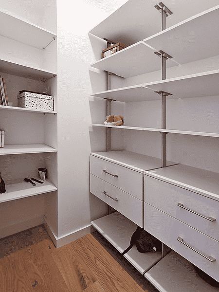 Белая гардеробная система с 5 полками, двумя выдвижными ящиками и нижними нишами