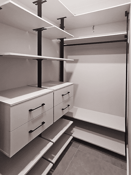 Гардеробная система с полками, выдвижными ящиками и штангой для короткой одежды